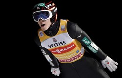 Kobayashi skacze w kombinezonie z materiału, do którego dostęp mieli wyłącznie Norwegowie