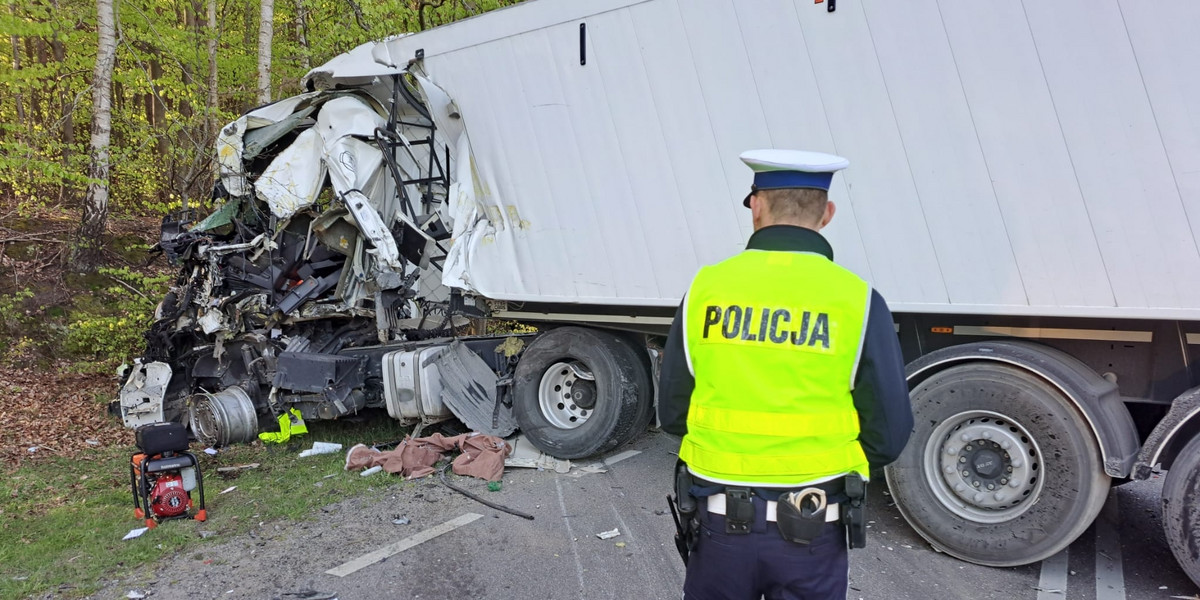 Siła uderzenia była potworna. Kabina ciężarówki przestała istnieć. 