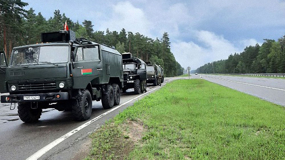 W dniach 12-14 lipca białoruska armia przeprowadzi ćwiczenia dowódczo-sztabowe w obwodzie homelskim graniczącym z Ukrainą — poinformował dziś białoruski MON. Według kanału MON na Telegramie wojskowi "będą uczyć się, jak strzec i bronić obiektów, a także pracować w punkcie kontrolnym w ramach uczestnictwa we wdrażaniu środków stanu wojennego".