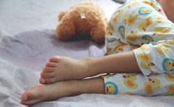 Moczenie nocne to dla dziecka duży problem. Jak mu pomóc?