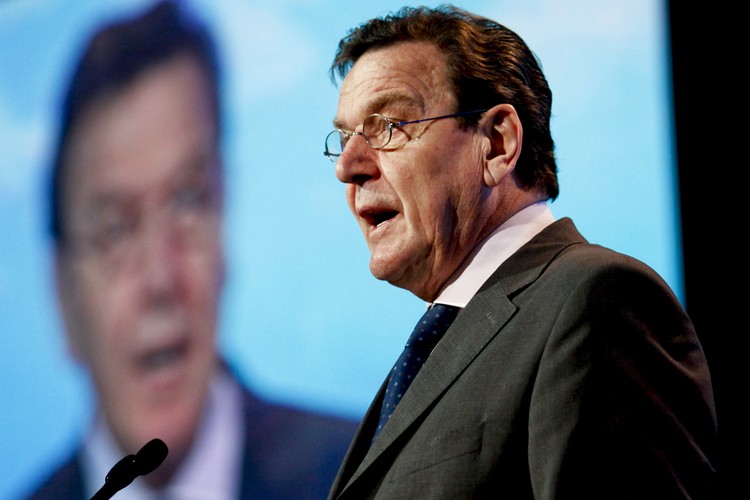 <b>Były kanclerz Niemiec Gerhard Schroeder (1998-2005)</b>
<br>
<br>
Jednak to chyba kariera biznesowa Gerharda Schroedera, jaką rozpoczął po zakończeniu kadencji, wzbudziła najwięcej kontrowersji. 
<br>
<br>
Wkrótce po odejściu z urzędu przyjął bowiem posadę w radzie nadzorczej spółki Nord Stream AG. Problem w tym, że jako kanclerz bardzo mocno popierał jej sztandarowy projekt – gazociąg Nord Stream.