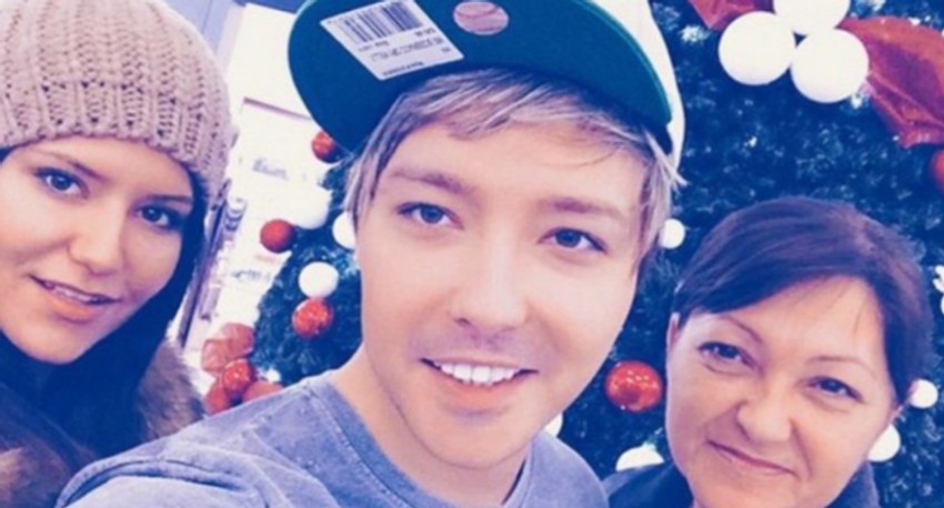 Milan Stanković sa sestrom i majkom