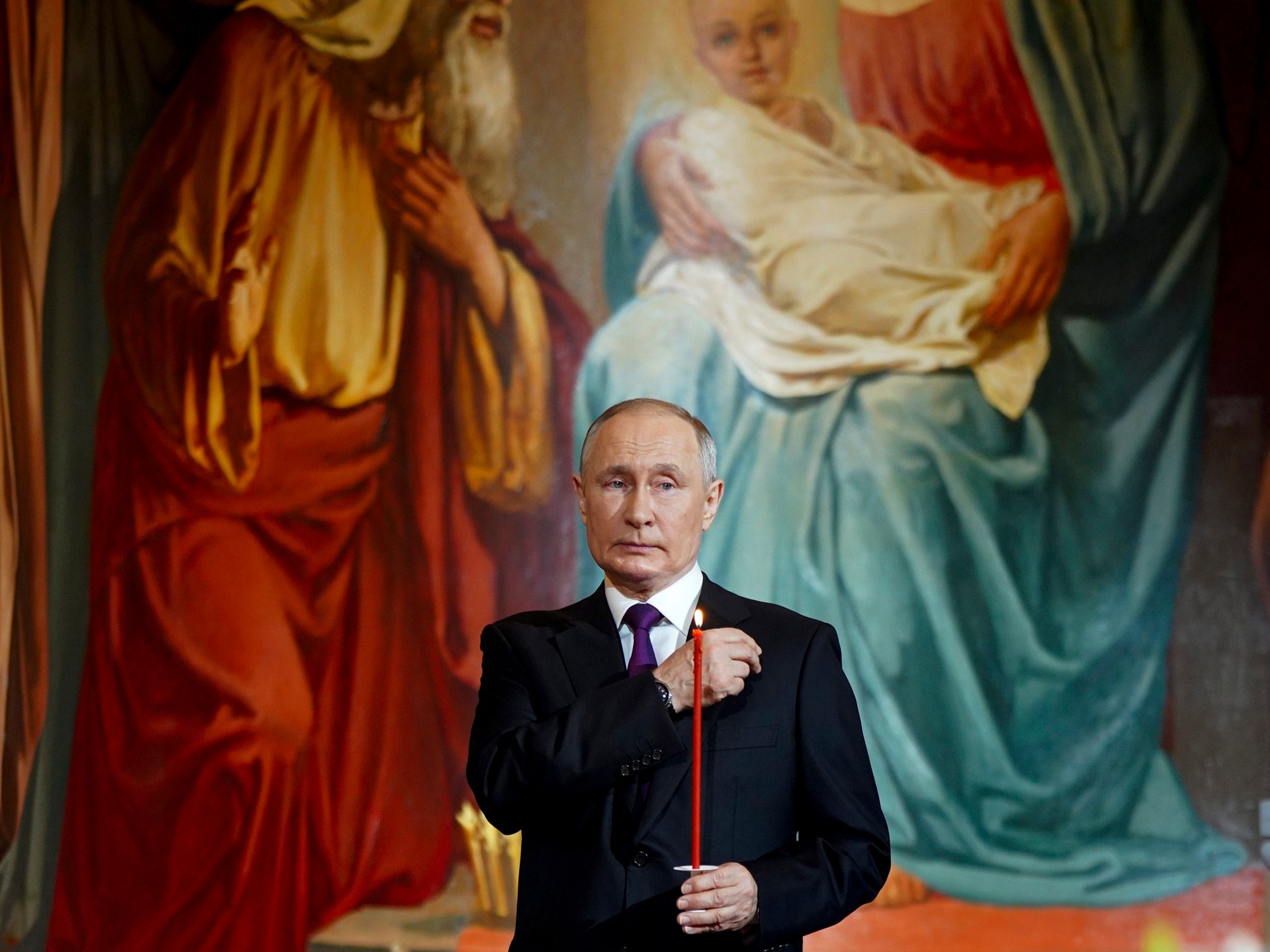 Ruský prezident Vladimir Putin počas pravoslávnej veľkonočnej bohoslužby v Chráme Krista Spasiteľa.