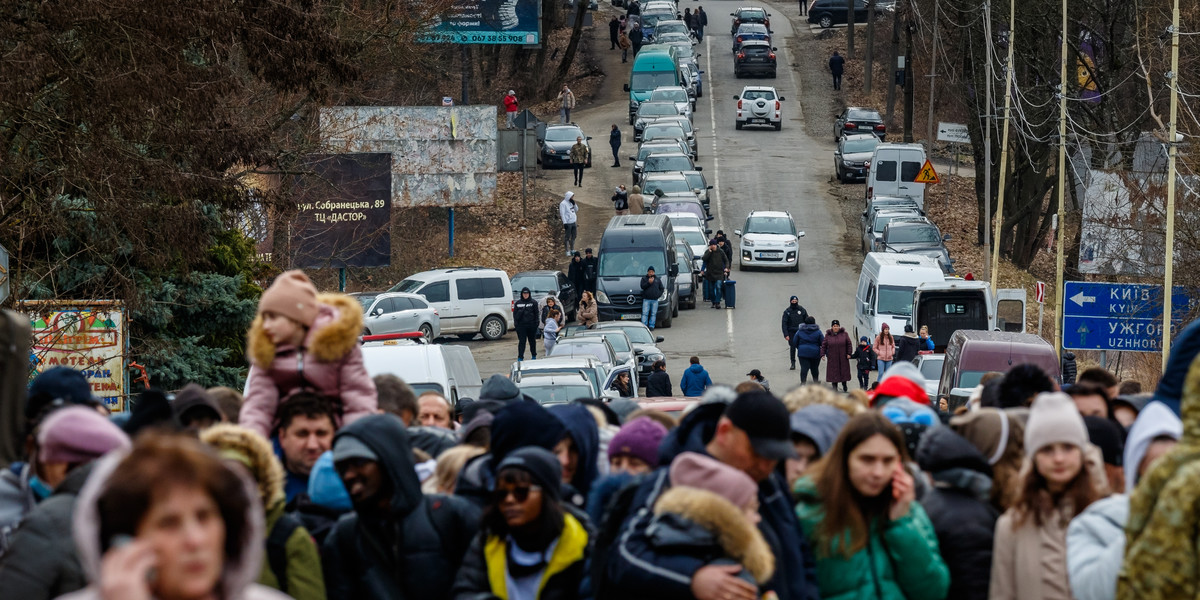 Prawie trzy miliony uchodźców z Ukrainy i wyjazd wielu mężczyzn wywołuje strukturalne zmiany na polskim rynku pracy.