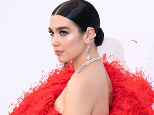 Ilyen habos-babos ruhában még nem láttad Dua Lipát