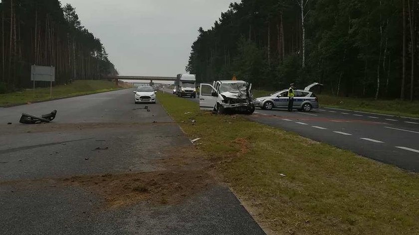 Pijany kierowca wjechał pod cysternę z paliwem i busa