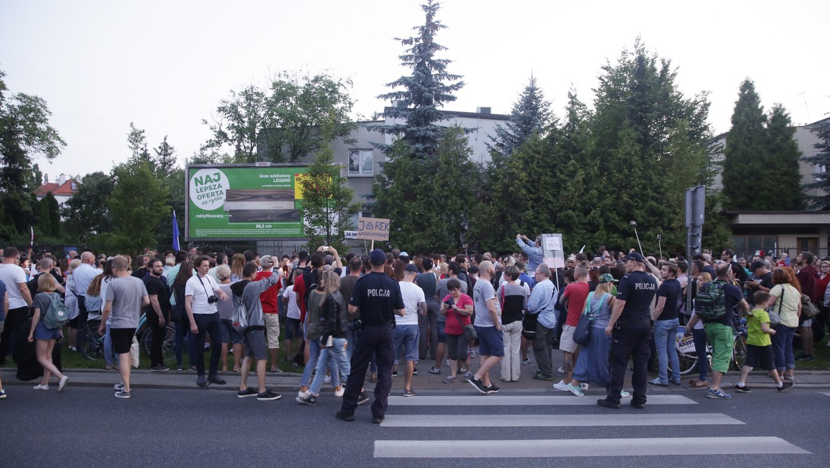 Manifestacja przed domem prezesa PiS Jarosława Kaczyńskiego, która odbyła się wczoraj, to pewne naruszenie sfery ludzkiej, prywatnej - mówił dziś poseł PiS Marcin Horała. Jak dodał, "każdy ma prawo do spokoju, bezpieczeństwa u siebie w domu".