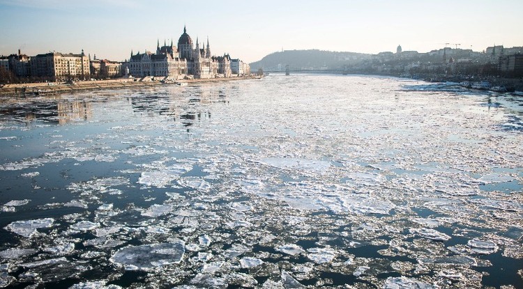 Jégzajlás a Dunán a Margit hídnál Budapesten 2017. január 8-án. A háttérben a Parlament épülete.