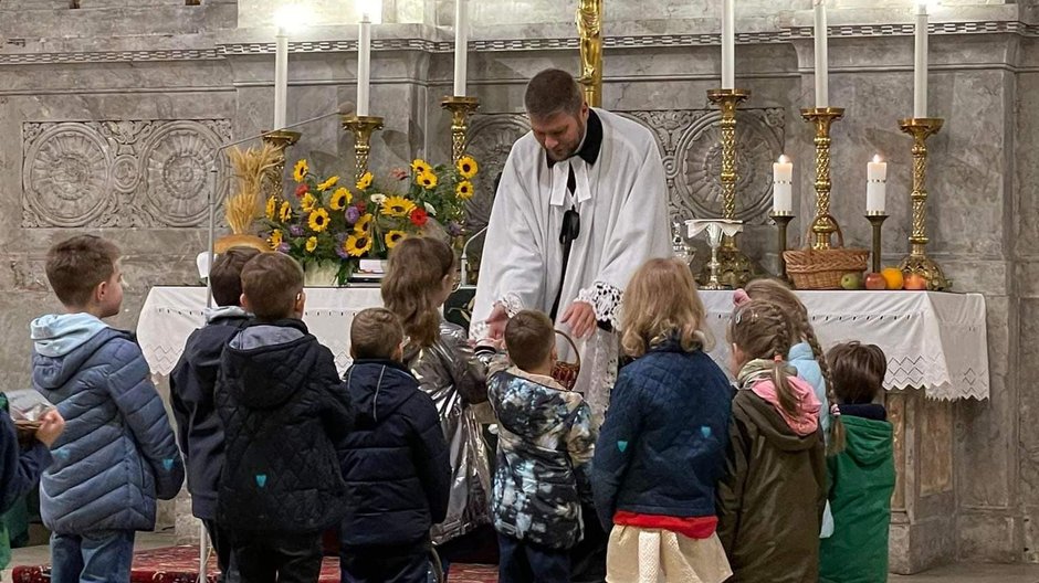 Ksiądz Michał Makula i jego najmłodsi parafianie — fot. materiały Parafii Ewangelicko-Augsburskiej Świętego Mateusza w Łodzi