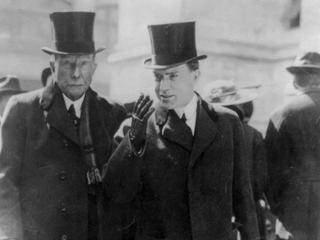 Uznawany za jednego z najbogatszych w historii świata John D. Rockefeller (z lewej) wraz z synem