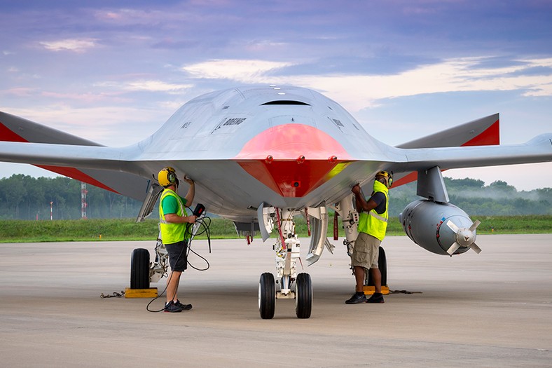 MQ-25 Stingray do najmniejszych dronów nie należy. Rozpiętość skrzydeł bezzałogowca wynosi 22,9 metra, a długość płatowca to 15,5 metra.