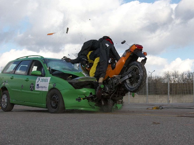 Jeśli uderzą w przedni słupek (A) lub krawędź dachu to w najlepszym razie doznają bardzo poważnych obrażeń