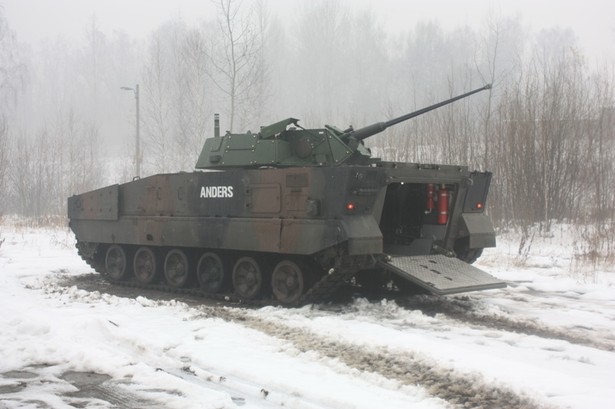 8 grudnia br. w Zakładach Mechanicznych „Bumar-Łabędy” SA przeprowadzono pierwszą udaną próbę integracji Polskiej Platformy Bojowej Anders w wersji wozu piechoty (1). Materiały prasowe Zakładów Mechanicznych Bumar-Łabędy S.A.