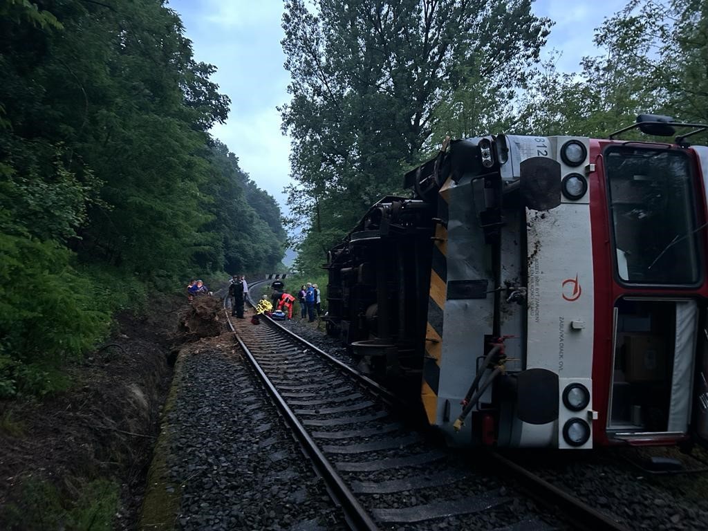Pri Rimavských Zalužanoch sa vykoľajil vlak.