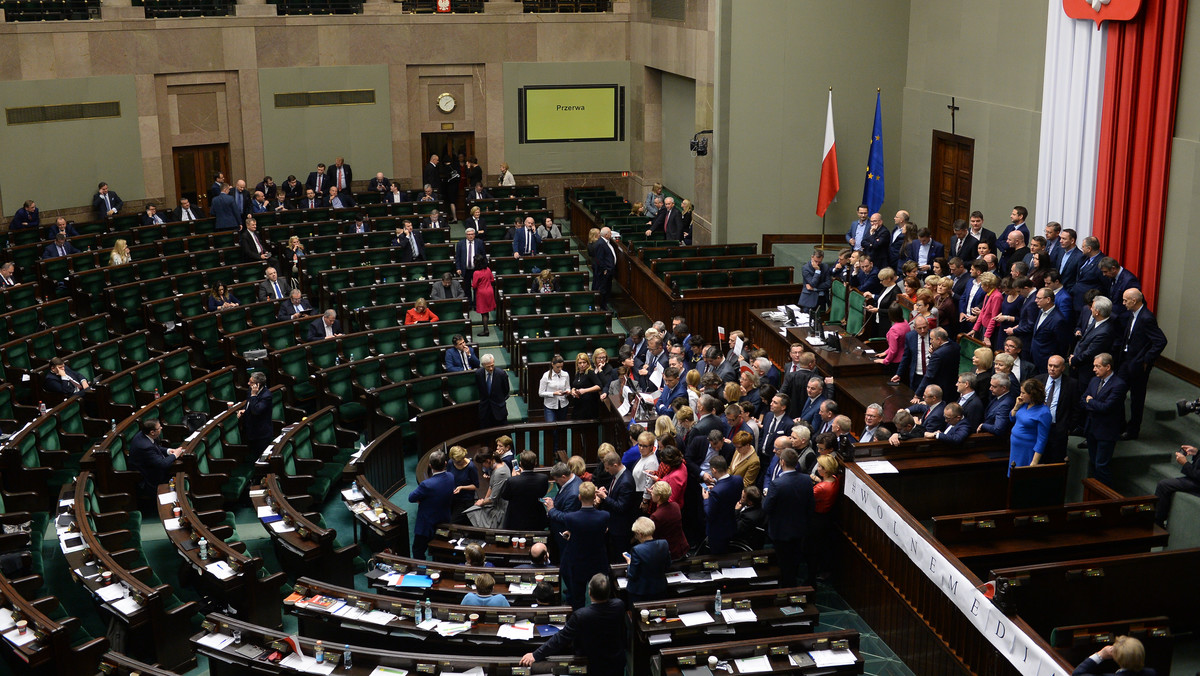 Były flagi Polski i okrzyki "Hańba" oraz "Wolność, równość, demokracja". Kilkadziesiąt osób uczestniczy w pokojowej demonstracji w obronie demokracji w Toruniu.