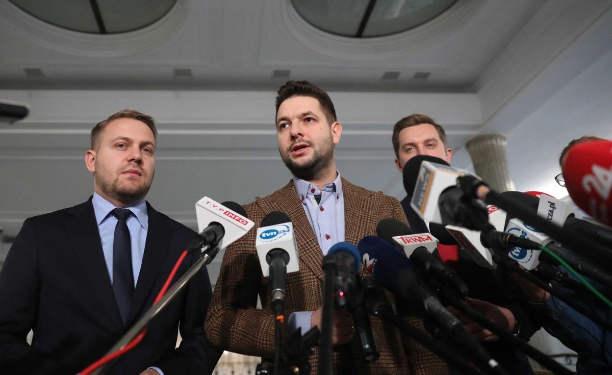 Europoseł Patryk Jaki (C), poseł Jacek Ozdoba (L) i wiceminister sprawiedliwości Sebastian Kaleta (P) podczas konferencji prasowej #StraconyRokTrzaskowskiego
