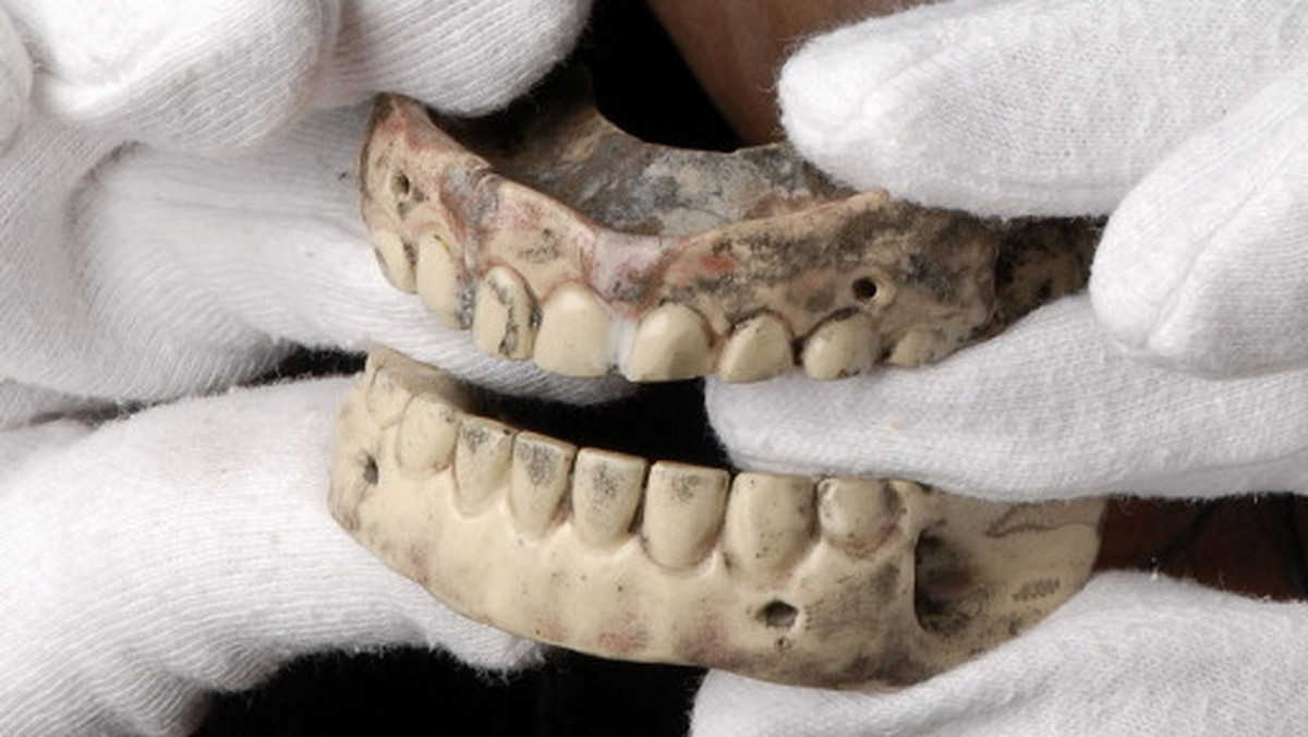 Testy chemiczne zębów nastolatka pochowanego w starożytności w pobliżu Stonehenge wskazują, że chłopiec dorastał w pobliżu Morza Śródziemnego. Kości należą do nastolatka, który zmarł 3550 lat temu i został pochowany wraz z charakterystycznym naszyjnikiem z bursztynu.