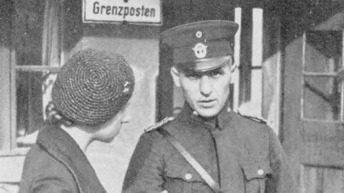 Niemiecka kontrola na przejściu granicznym między Bytomiem a Łagiewnikami, ok. 1936 r.