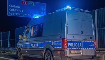 Tajemniczy obiekt na niebie pod Wrocławiem. Trzy zgłoszenia od kierowców o lecącym i płonącym obiekcie, brak śladów, wciąż trwają poszukiwania