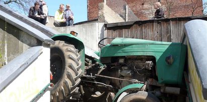 Traktor nie wyrobił się... na schodach