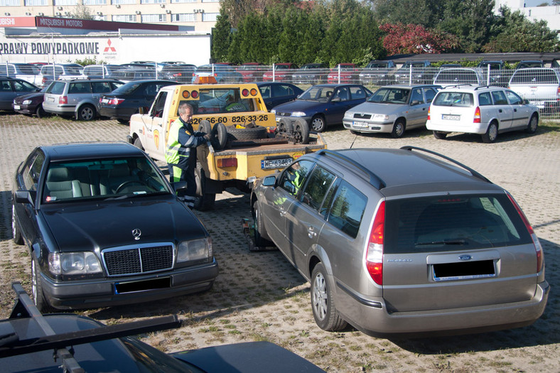 Kiedy policja i straż miejska mogą odholować auto