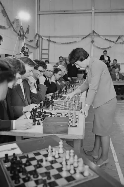 Zdjęcie przedstawia Nonę grającą przeciwko 28 mężczyznom naraz. Dorset, Wielka Brytania, styczeń 1965 r. Gruzinka miała wtedy 24 lata / Woods Getty Images