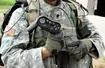 U.S.Army - żołnierz USA z kontrolerem od robota SUGV