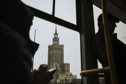 Kultowe wagony 'na korbę' w czwartek wrócą na warszawskie tory. Jak kupić bilet?