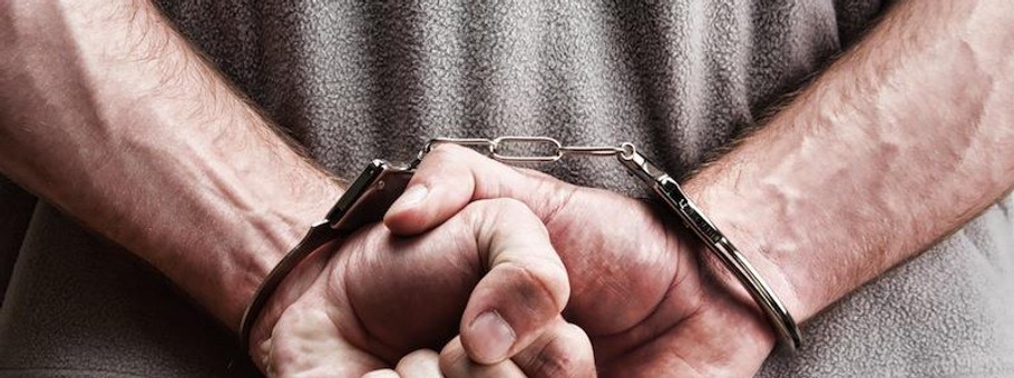 Criminal in handcuffs  złodziej kradzież przestępstwo przestępczość więzienie 