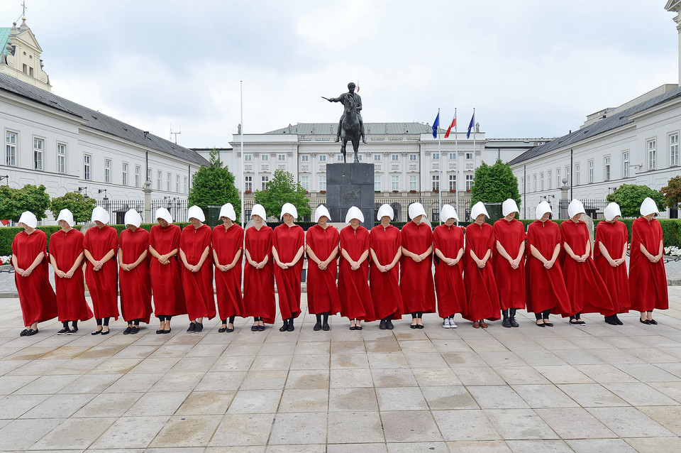 "Opowieść podręcznej": podręczne w Warszawie