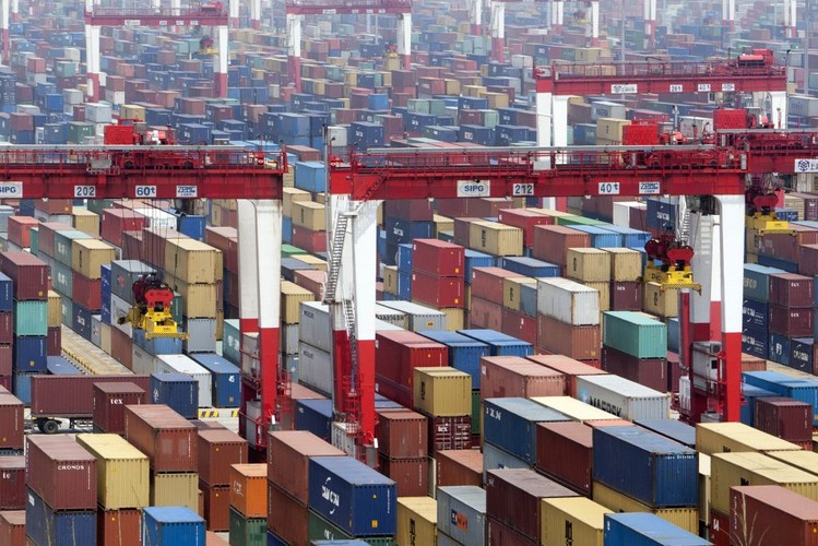 W położonej w delcie Jangcy metropolii działa największy port kontenerowy na świecie. Otwarty oficjalnie w 1842 roku obsługuje obecnie ponad 60 tysięcy statków rocznie. Łączny tonaż przeładowywanych towarów przekracza 500 milionów. To niemało - roczne obroty ładunkowe Portu Gdynia wynoszą ok. 16 milionów ton.