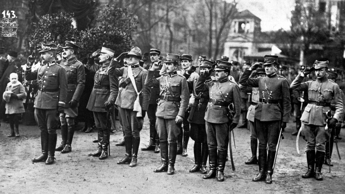  Oficerowie alianccy w Warszawie, 1920 r. W ostatnim rzędzie kapitan Charles de Gaulle
