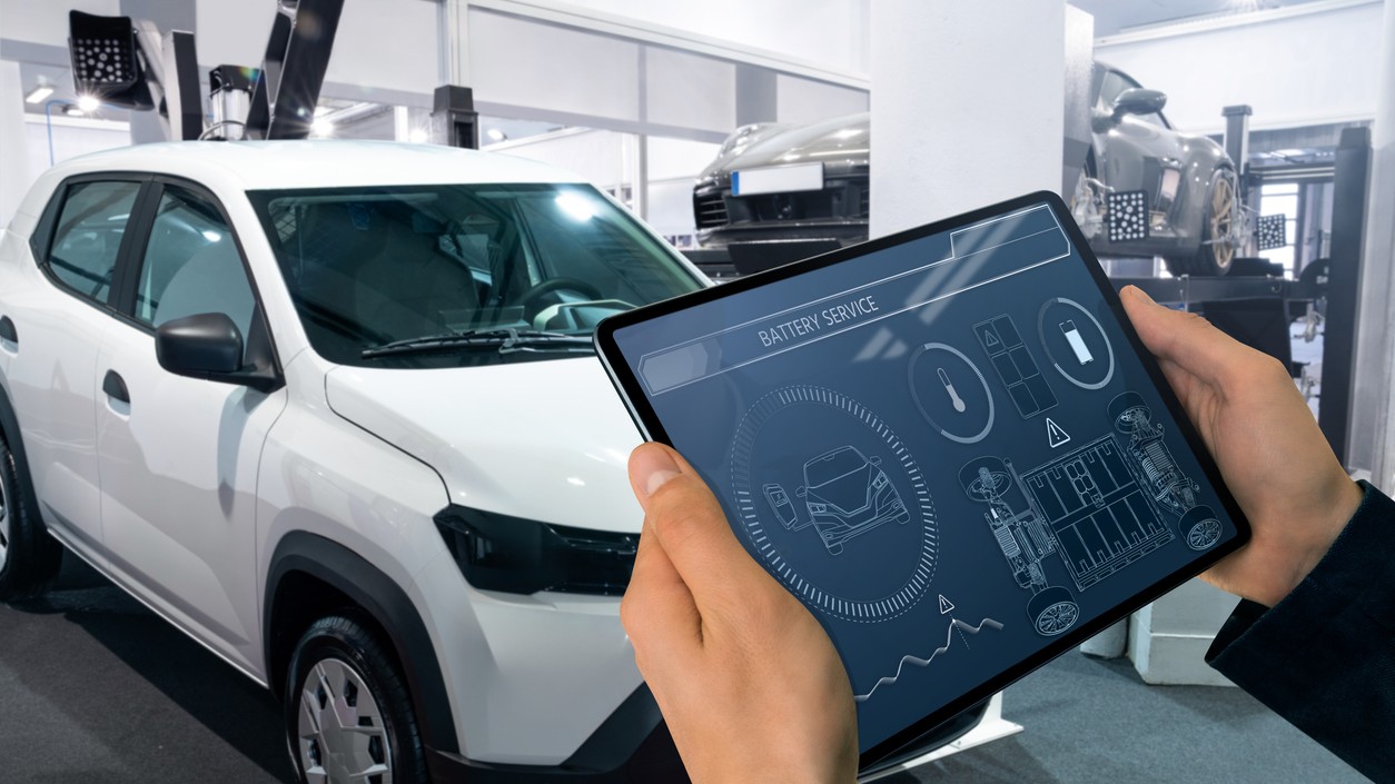 Technik pripája diagnostický prístroj k modernému vozidlu a kontroluje údaje z elektronických systémov. 