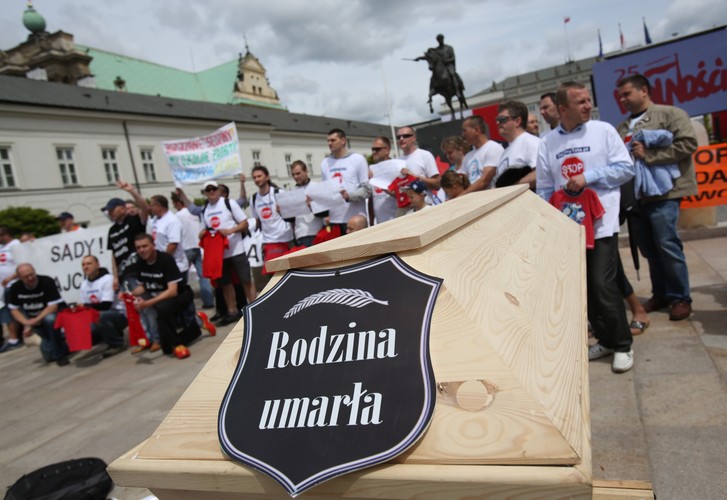 Demonstracja zorganizowana przez ruch Dzielny Tata odbyła się przed Pałacem Prezydenckim w Warszawie. Ojcowie domagają się równego prawa do opieki nad swoimi dziećmi. Fot.  PAP/Leszek Szymański