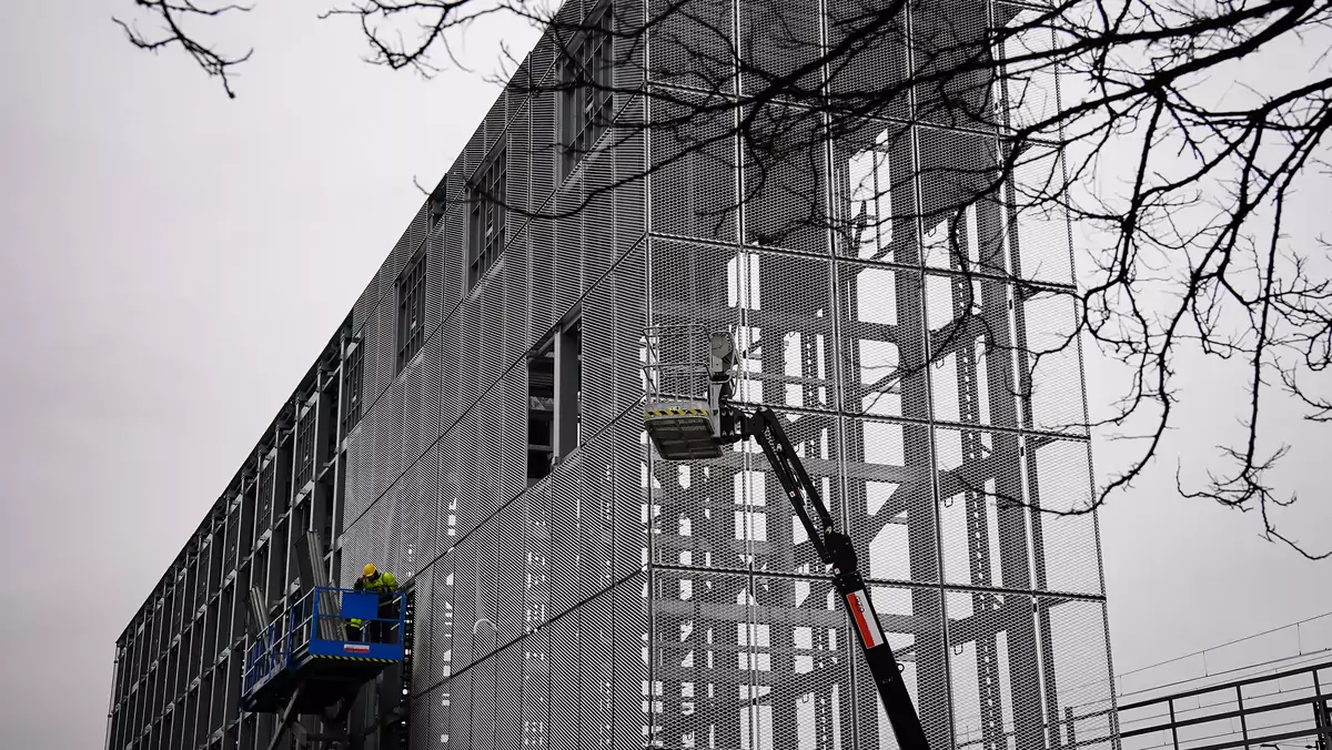 Postęp prac przy budowie zautomatyzowanego piętrowego parkingu w Katowicach