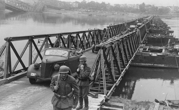 II wojna światowa. Niemieccy żołnierze w Polsce. Most w Budgoszczy