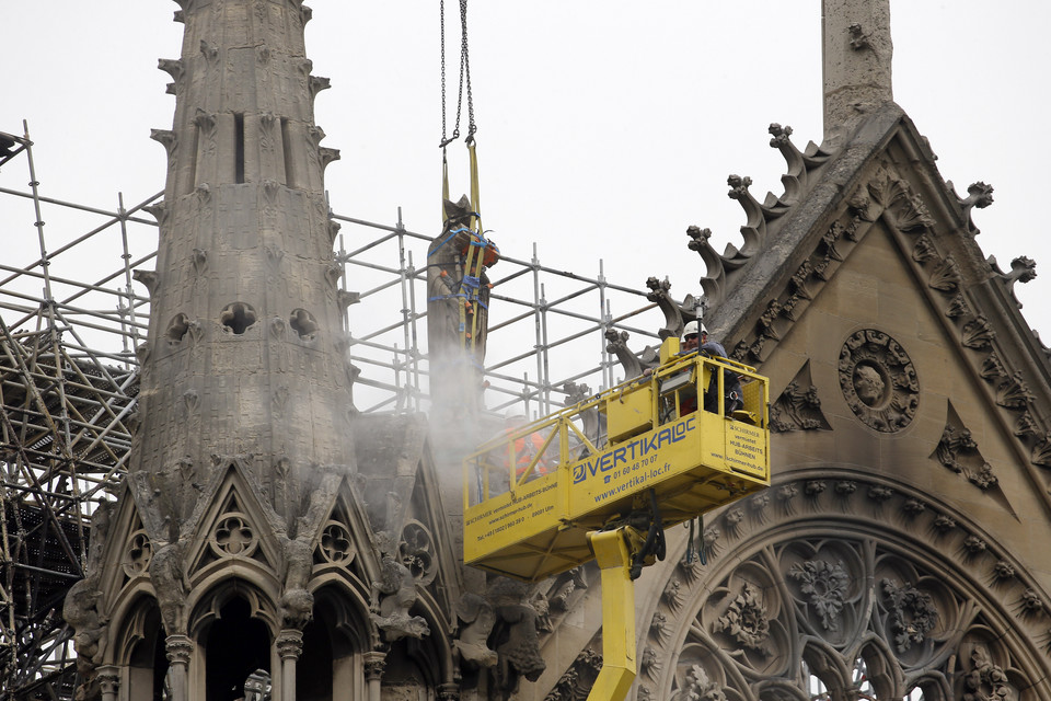 Trwają prace zabezpieczające wnętrze katedry Notre Dame