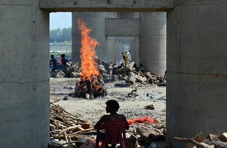 Spaljivanje tela pored reke Gang u Prajagraju