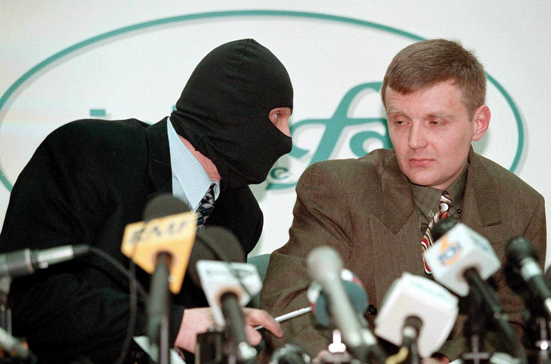 Aleksander Litwinienko z innym agentem FSB podczas konferencji prasowej w 1998 r.