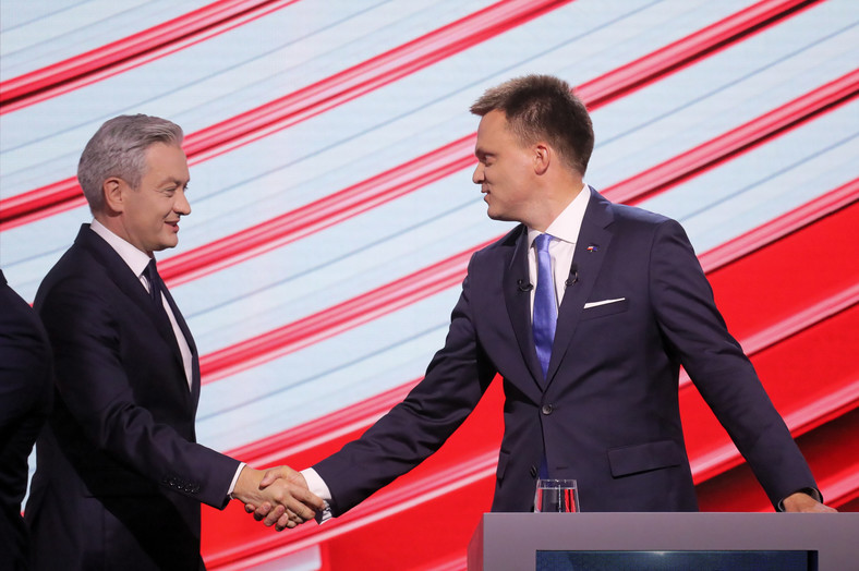 Szymon Hołownia wita się z Robertem Biedroniem przed debatą prezydencką w TVP