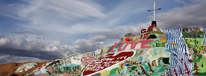 Slab City – kalifornijskie miasto, a raczej osada, ponieważ nie ma w niej domów, a jedynie przyczepy kempingowe. Slab city zamieszkują ludzie, których nie stać na normalne życie, ale również artyści i hipisi. W mieście nie ma bieżącej wody, elektryczności oraz prawa. Mieszkańcy nazywają Slab City, ostatnim wolnym miejscem w Stanach Zjednoczonych.