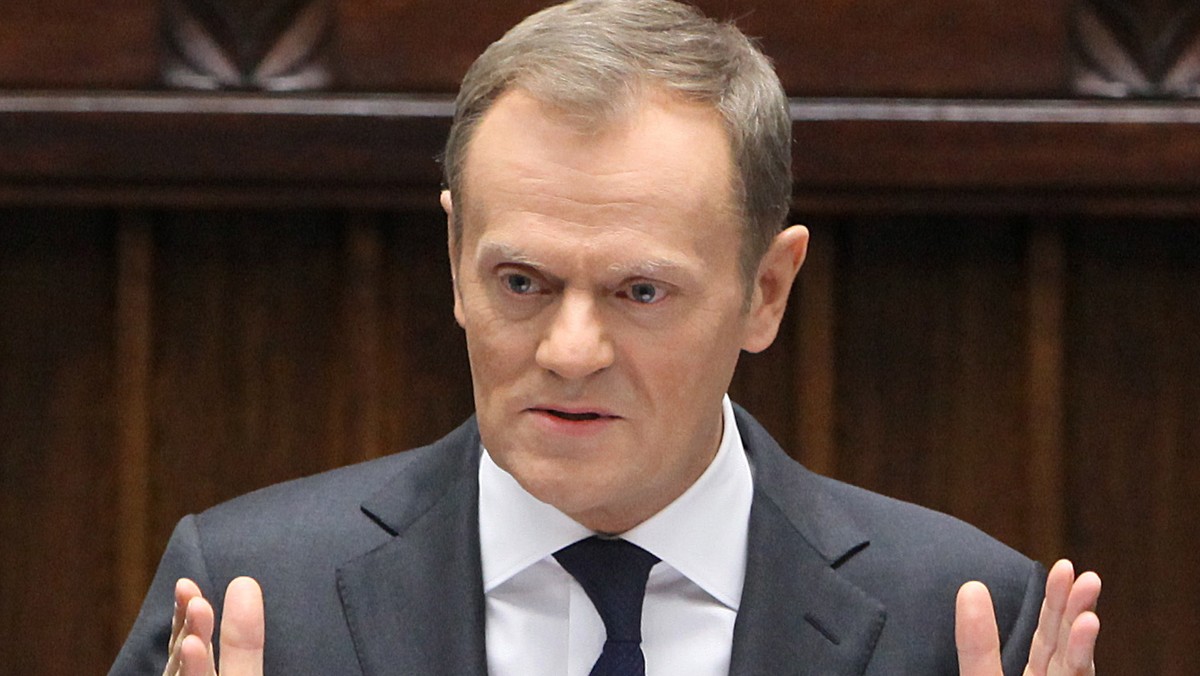 Premier Donald Tusk w swoim exposé przytoczył - w kontekście kosztów kryzysu - powiedzenie jednego z dowcipnych polityków, że jeśli nie jest się przy stole, to jest się w karcie. Który polityk jest autorem tego żartu? Bardzo poważny.