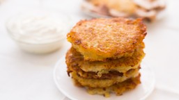 pyszny obiad na wtorek. podajemy przepis, ty gotujesz. złociste, chrupiące placki ziemniaczane