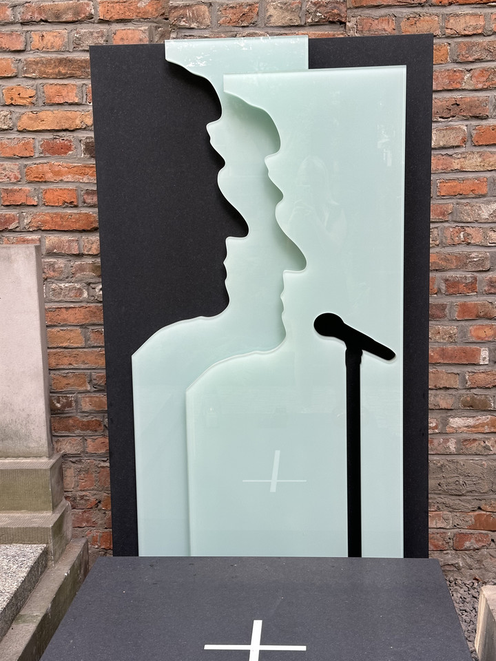 Nowy pomnik na grobie Jerzego Połomskiego