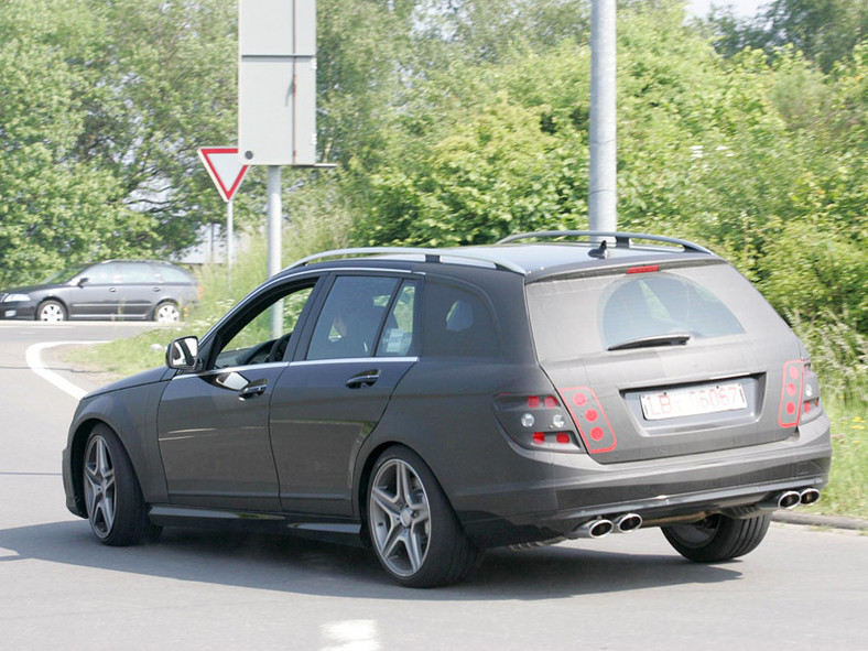 Zdjęcia szpiegowskie: Mercedes-Benz C 63 AMG także w wersji kombi