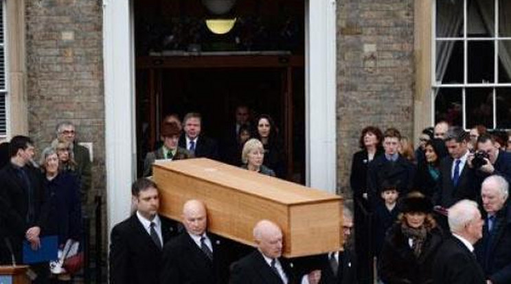 Fakoporsóban temetik a brit uralkodót 