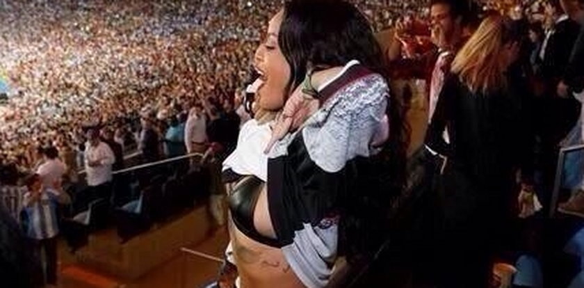Szczęśliwa Rihanna pokazała piersi w finale mundialu