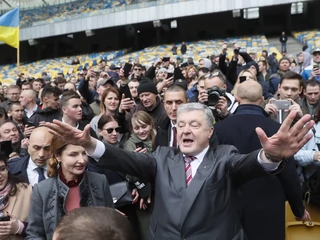 Wybory na Ukrainie. Petro Poroszenko w otoczeniu zwolenników Stadionie Olimpijskim w Kijowie.