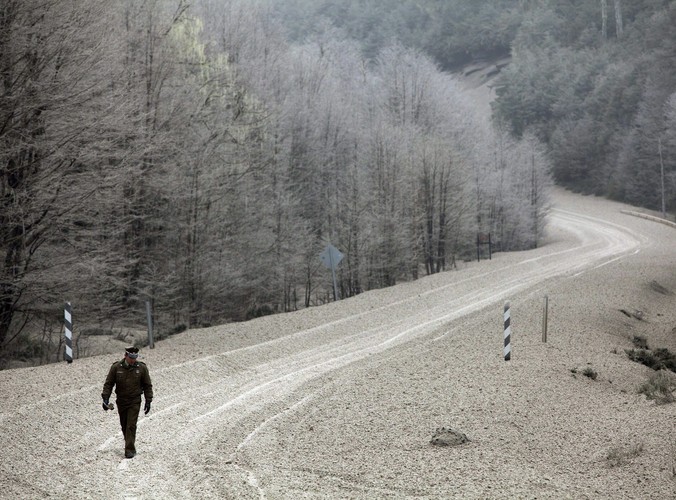 Policjant sfotografowany w Puyehue po erupcji wulkanu