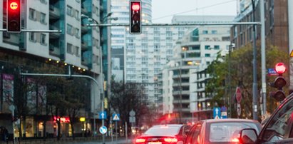 Limuzyna Sikorskiego gna na czerwonym i setką przez miasto